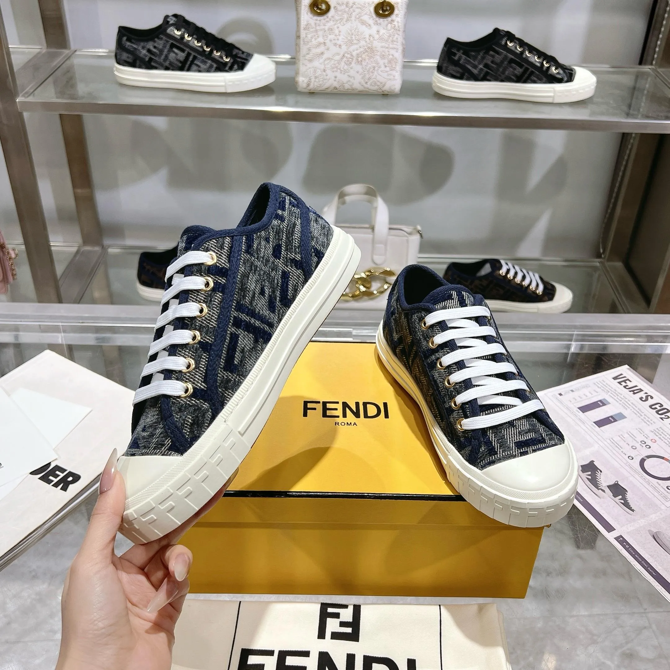 Couple style 💰460❤️Fendi Fendi's latest couple canvas shoes ❑ Fabric: Original customized imported jacquard canvas material ❑ Inner lining: Imported canvas material ❑ Sole: Original molded non-slip TPU outsole ❑ Bottom thickness: 2.5cm ❑ Size: Women's 35-40/Men's 39-45
